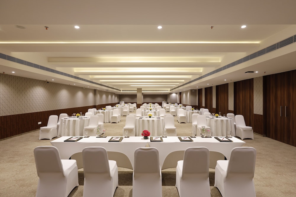 v sarovar portico mi road jaipur