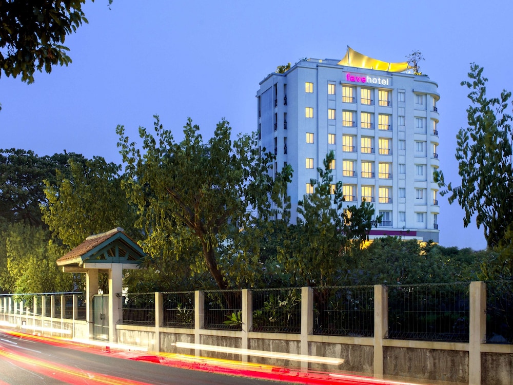 brits hotel puri indah