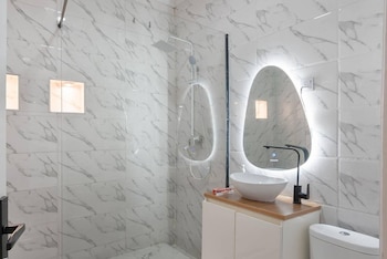 mountroyal centre hotel and suites