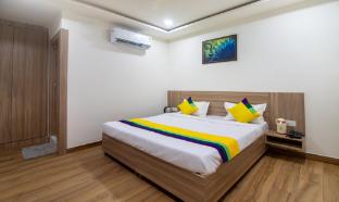 Itsy Hotels Krishna Residency, Govardhan Chauraha,,3 star