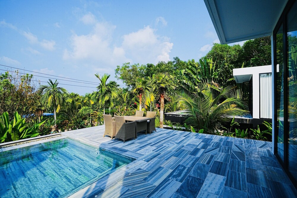 kiwuki beachfront villa