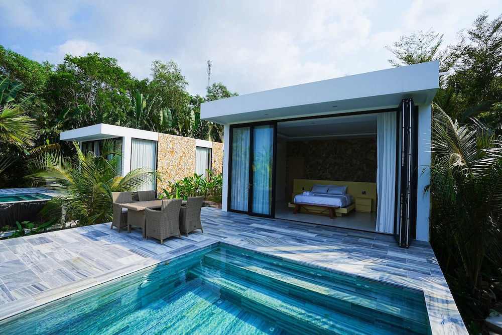 kiwuki beachfront villa