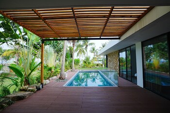 kiwuki beachfront villa