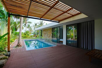 kiwuki beachfront villa