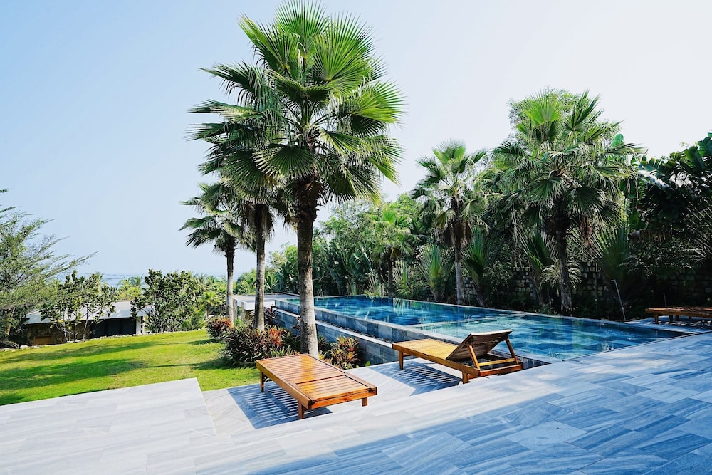 kiwuki beachfront villa