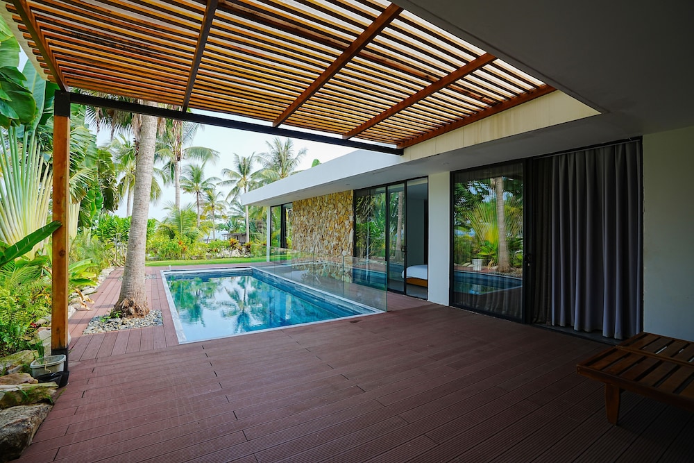 kiwuki beachfront villa