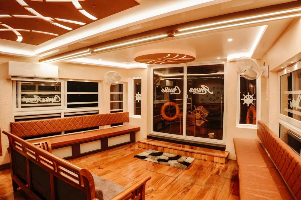 premium houseboat