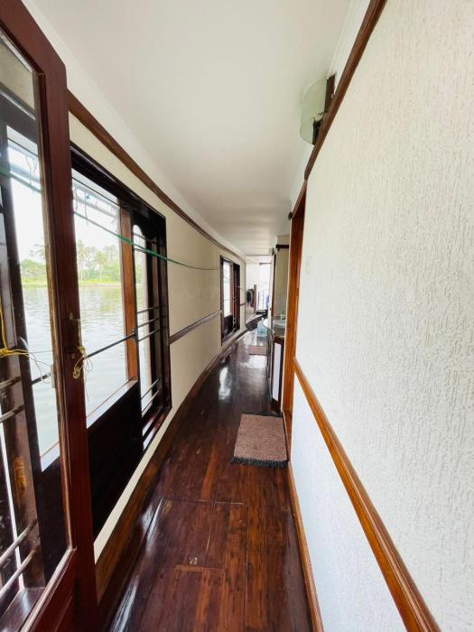 premium houseboat