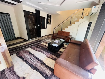 Hotel Raj Villas,,2.5 star