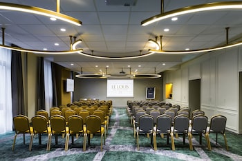 le louis versailles chateau hotel mgallery