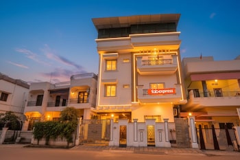 via aditya guest house dasaswamedh ghat