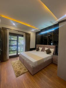 the pine retreat mall road dalhousie