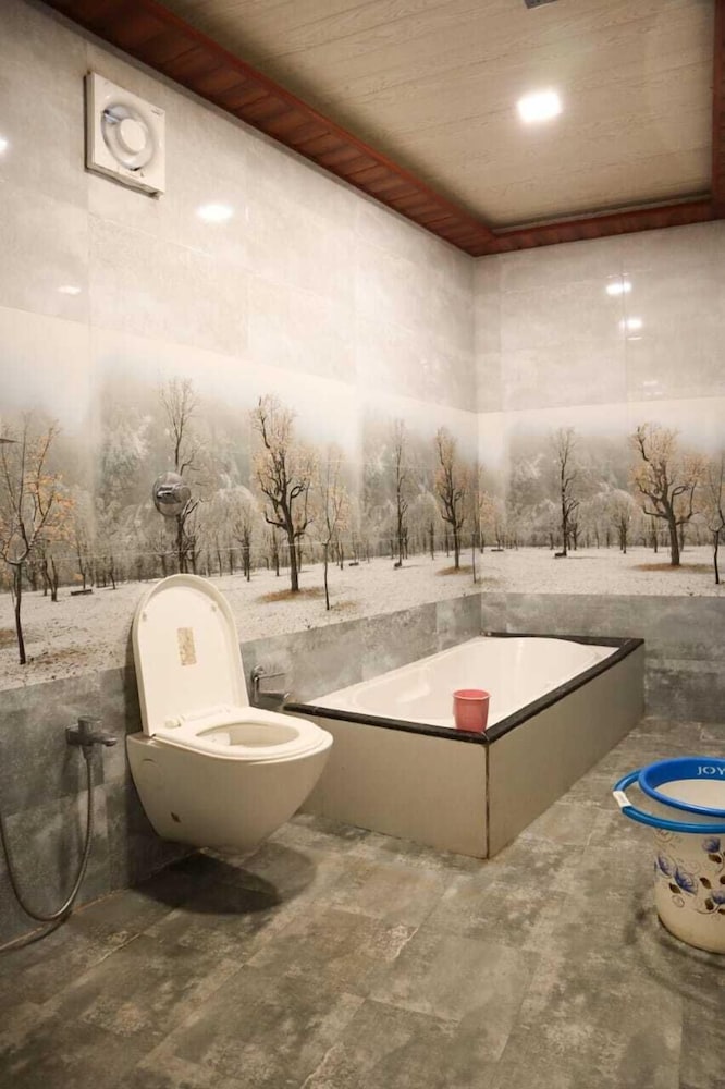 panchgani hollywood palace resort