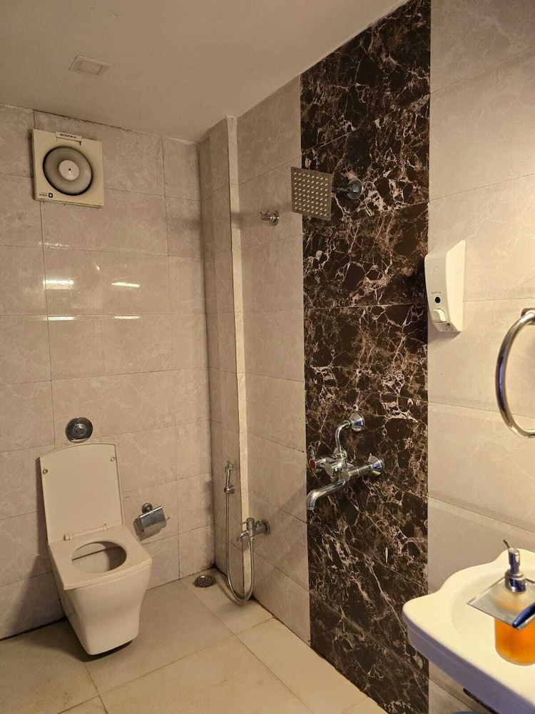 panchgani hollywood palace resort