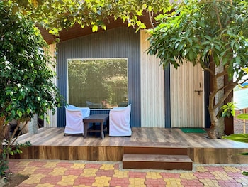 panchgani hollywood palace resort