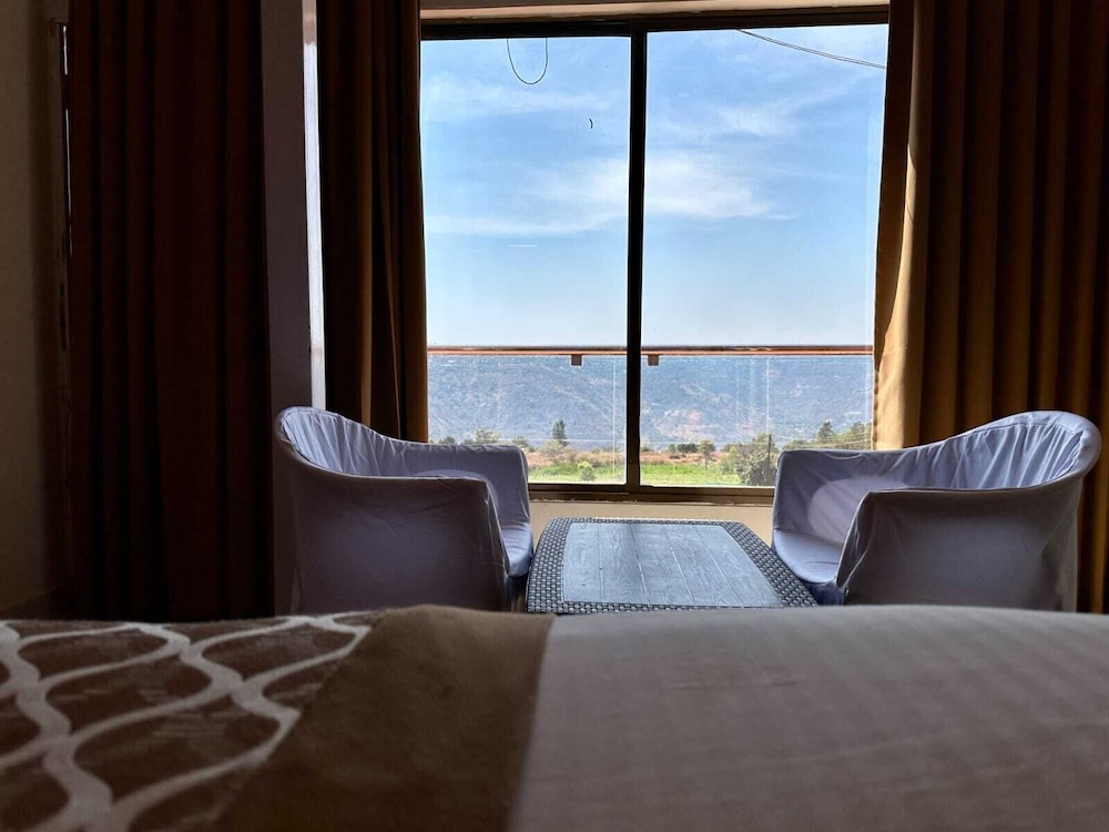 panchgani hollywood palace resort