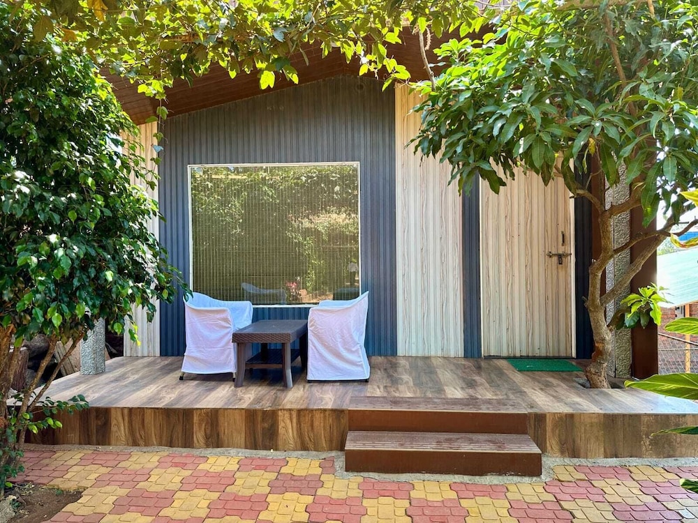 panchgani hollywood palace resort