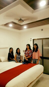 panchgani hollywood palace resort