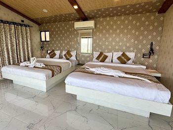 panchgani hollywood palace resort