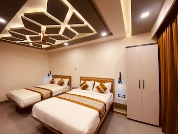 panchgani hollywood palace resort