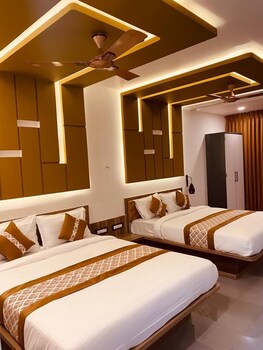 panchgani hollywood palace resort