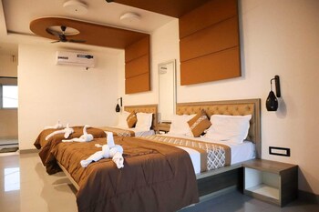 panchgani hollywood palace resort