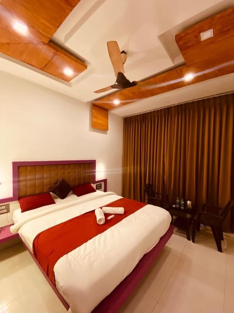 panchgani hollywood palace resort