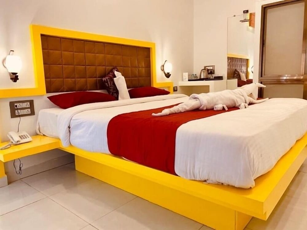 panchgani hollywood palace resort