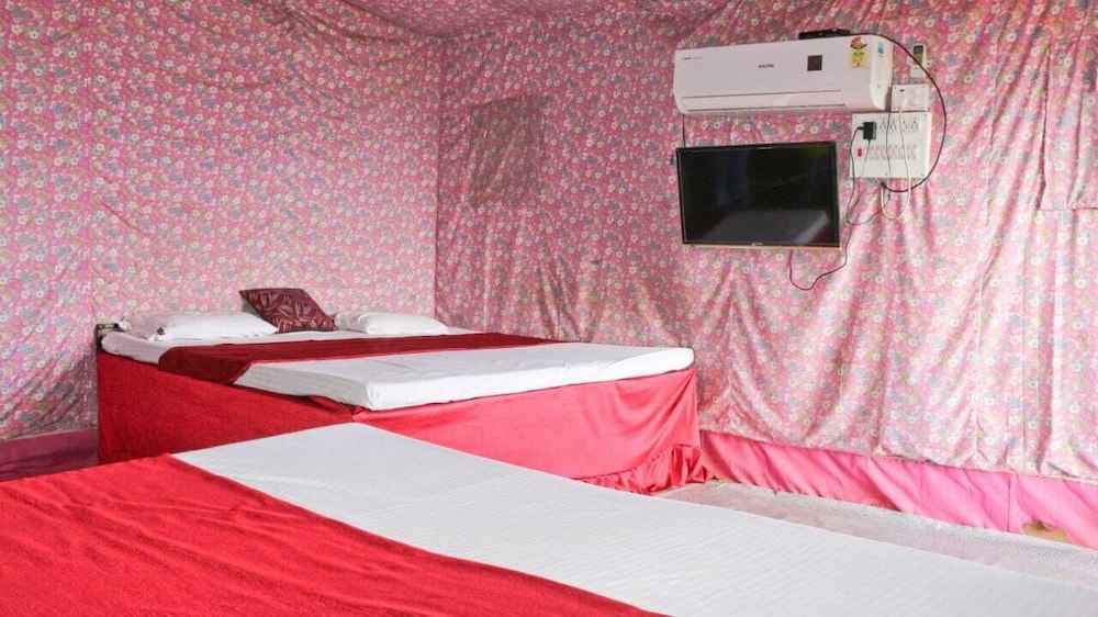 panchgani hollywood palace resort