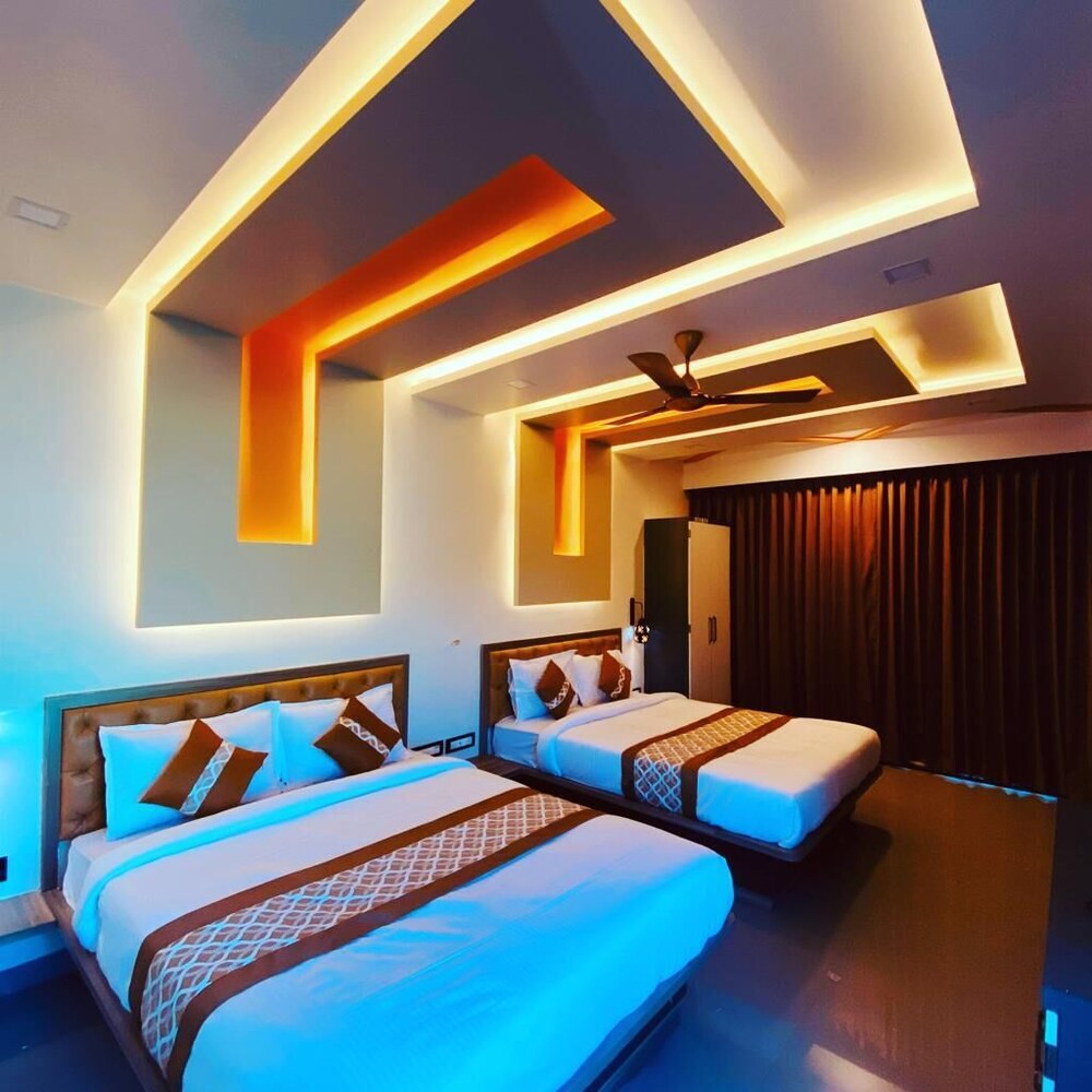 panchgani hollywood palace resort