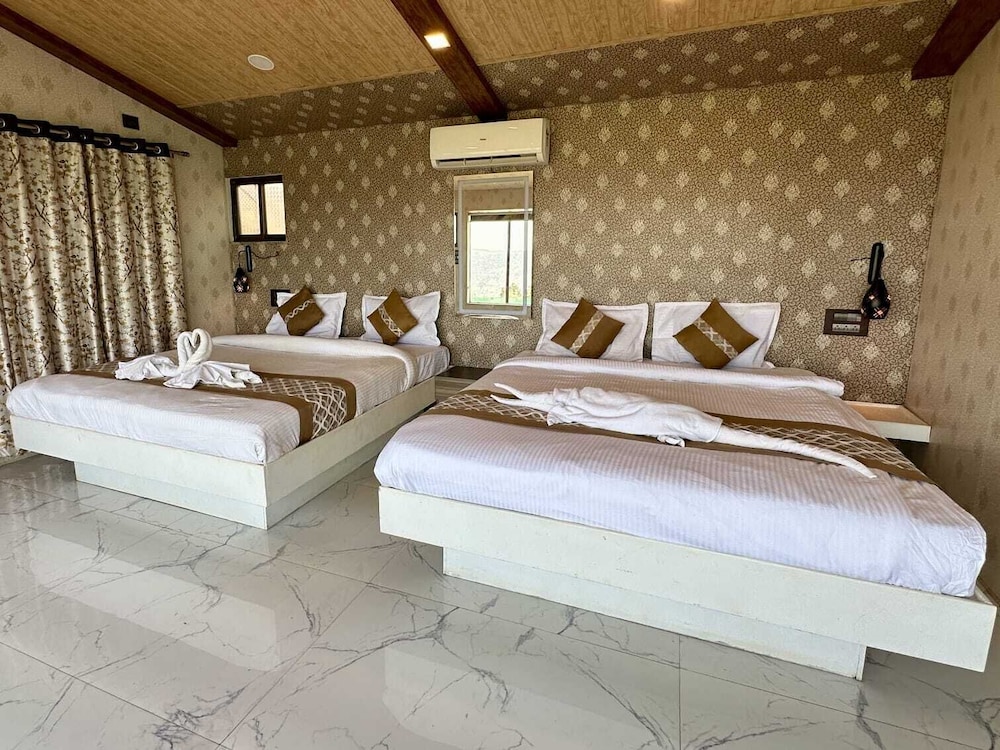 panchgani hollywood palace resort