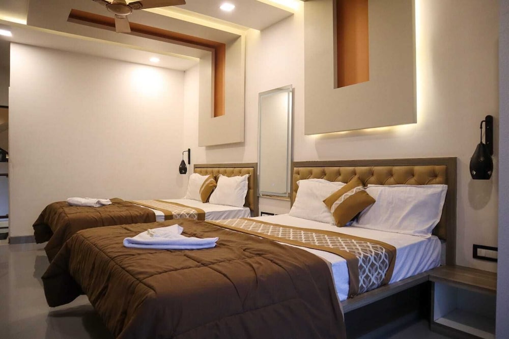 panchgani hollywood palace resort