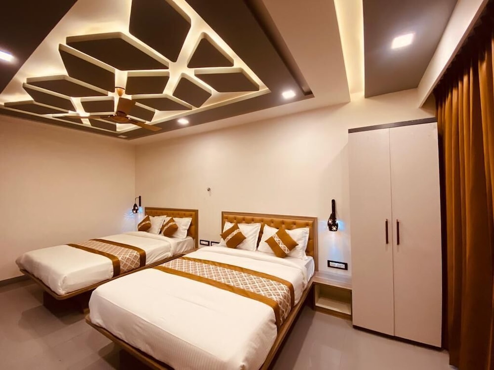 panchgani hollywood palace resort