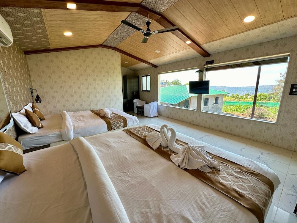 panchgani hollywood palace resort