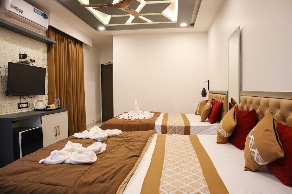 panchgani hollywood palace resort