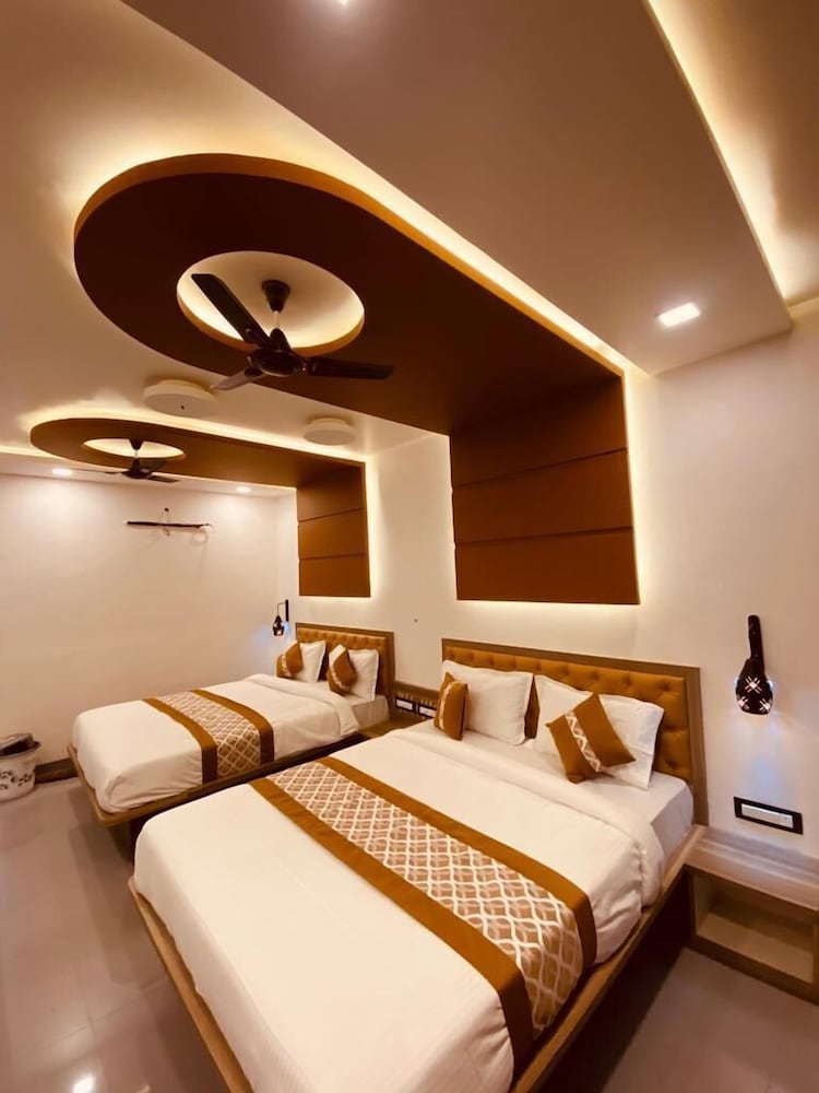 panchgani hollywood palace resort