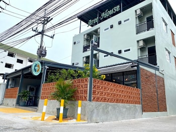 aree house poshtel