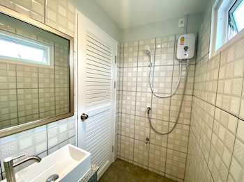 aree house poshtel