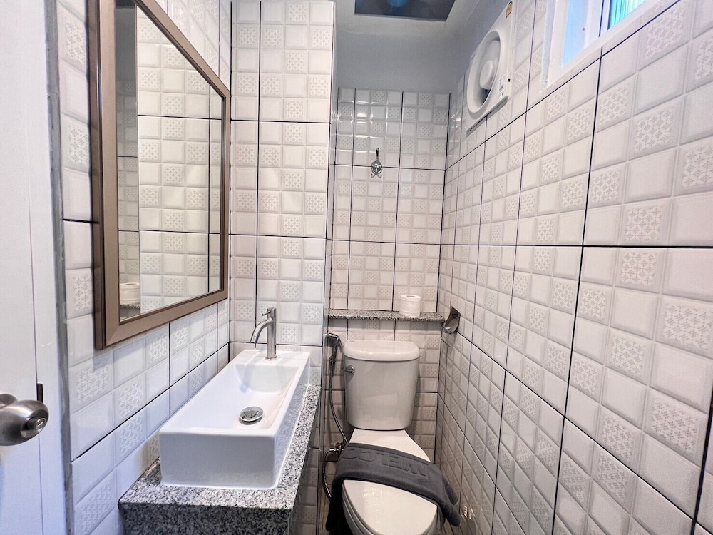 aree house poshtel