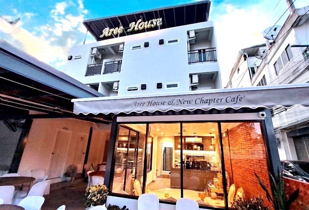 aree house poshtel