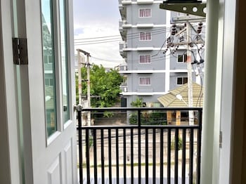 aree house poshtel