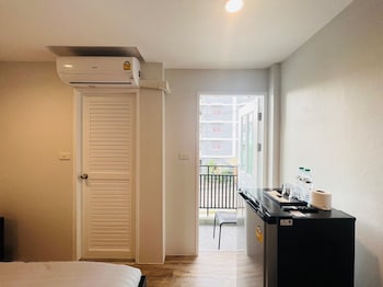 aree house poshtel