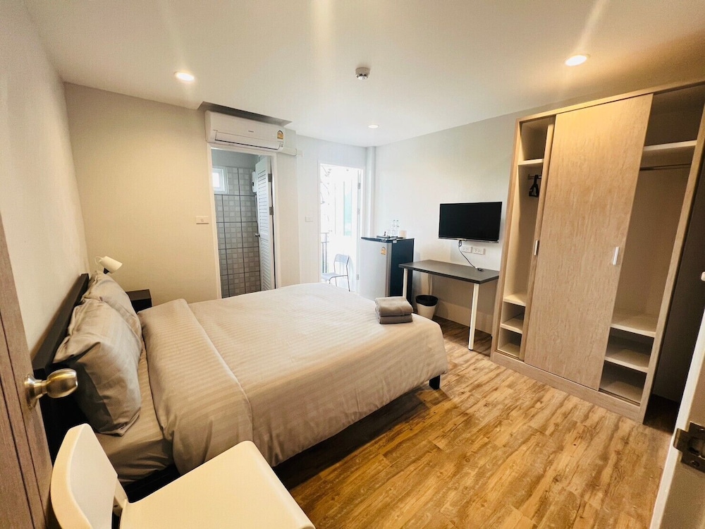 aree house poshtel