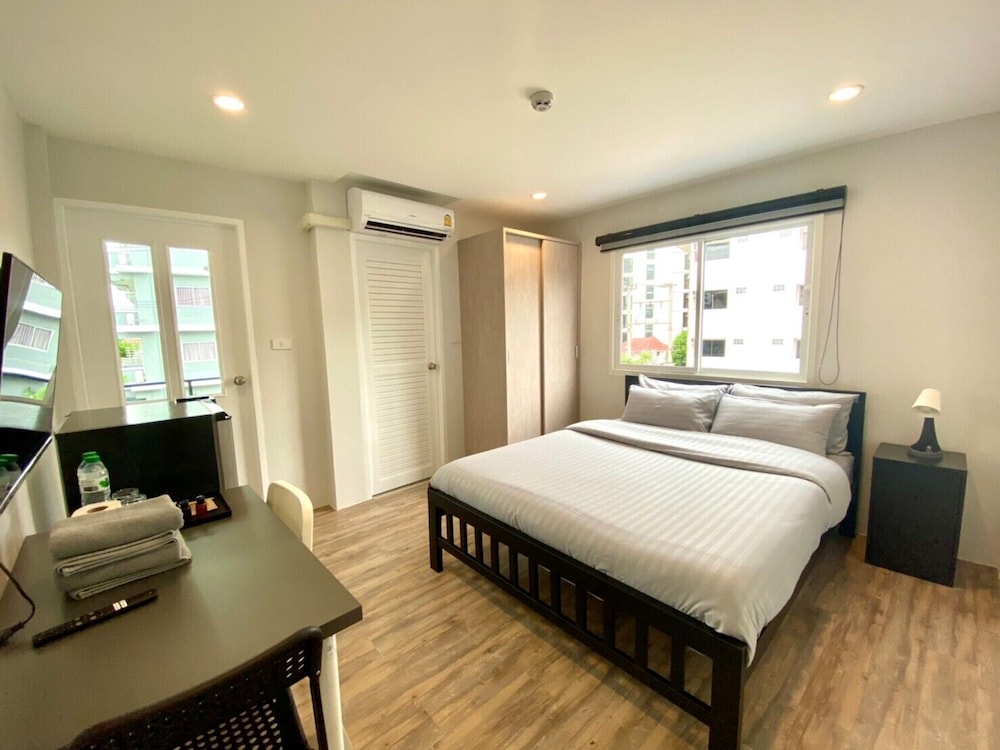 aree house poshtel
