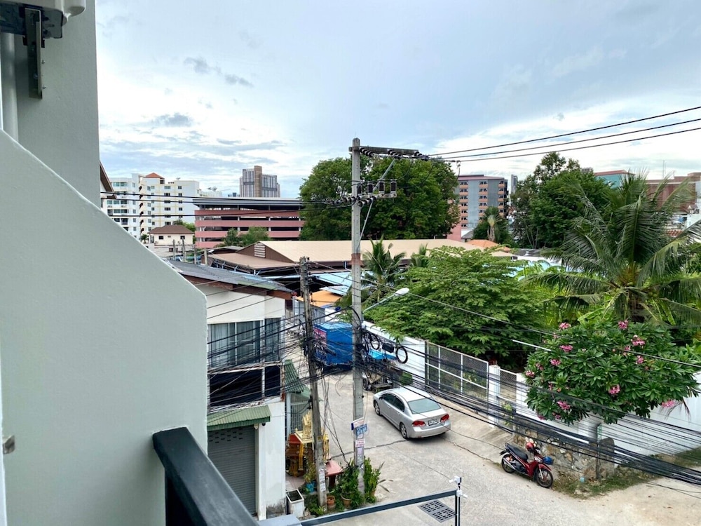 aree house poshtel