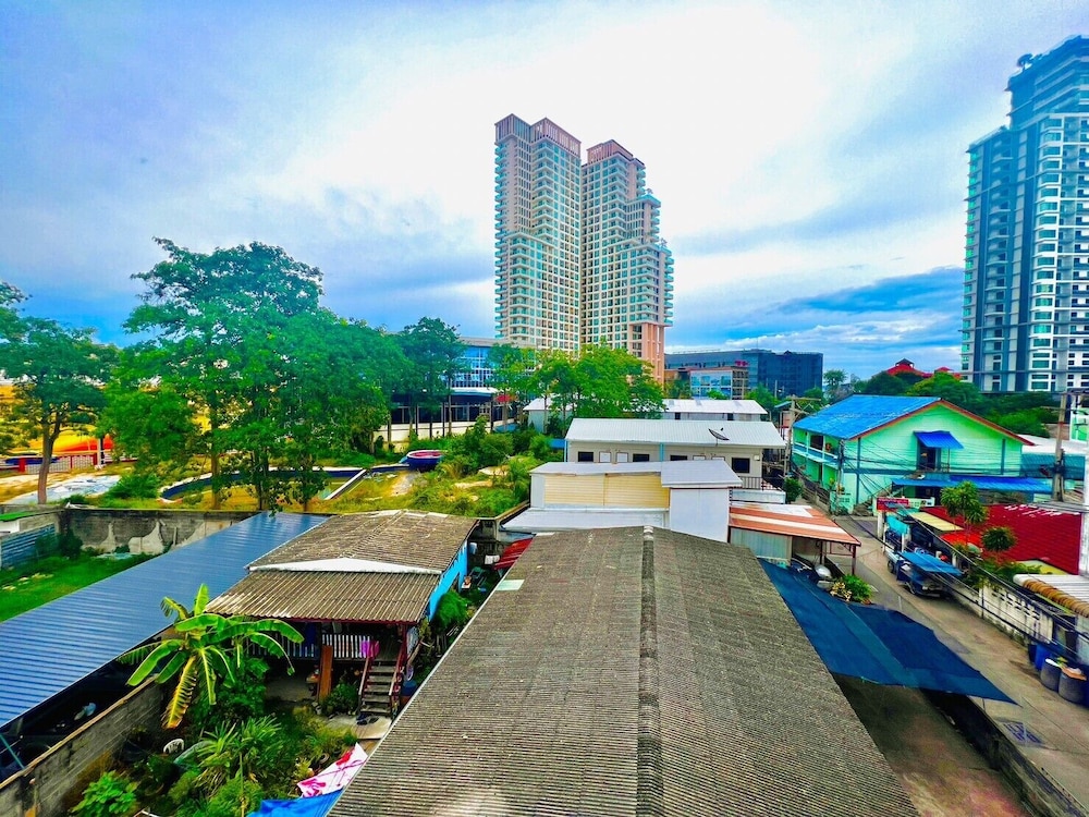 aree house poshtel