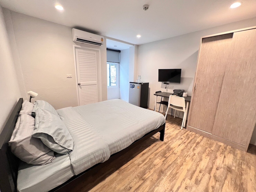 aree house poshtel