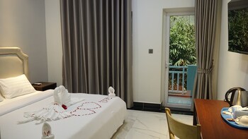 soursdeisawadeeboutique