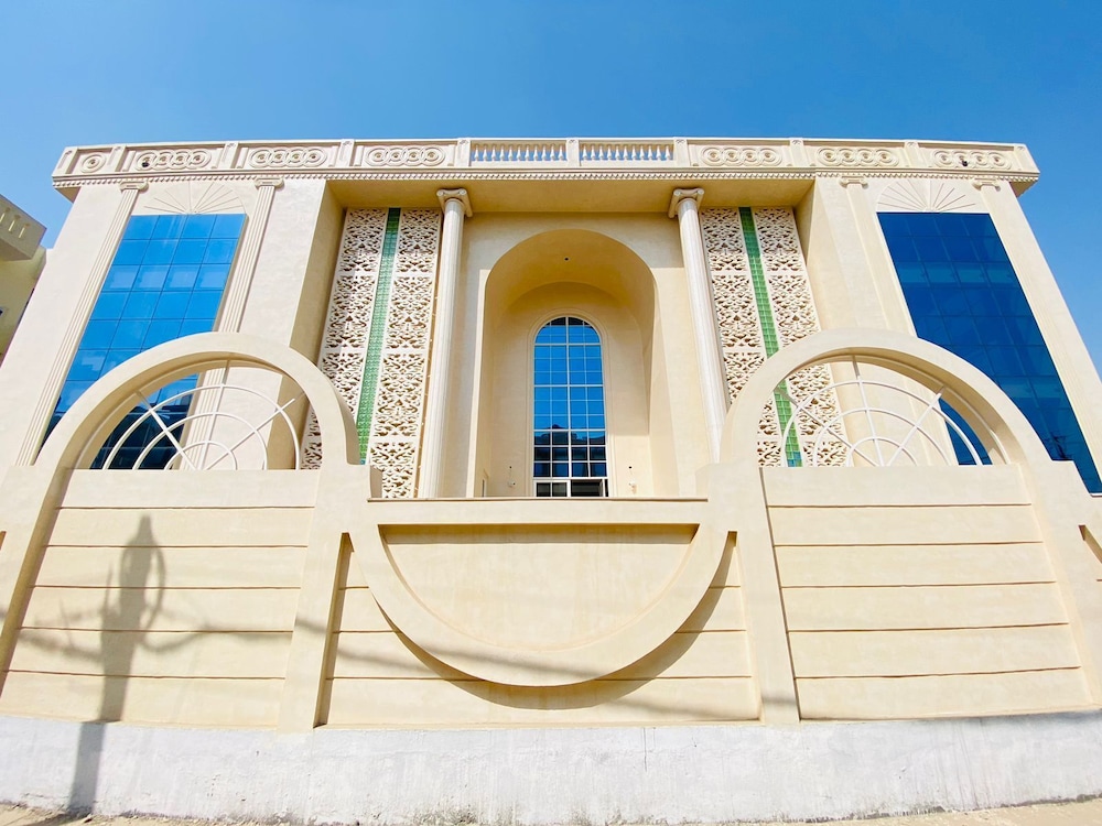 hotel holiday grand near expo mart