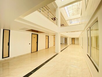 hotel holiday grand near expo mart